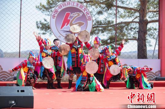 鄂伦春族人在进行祈福表演。 