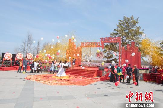 游客在欣赏开江节节目表演。 